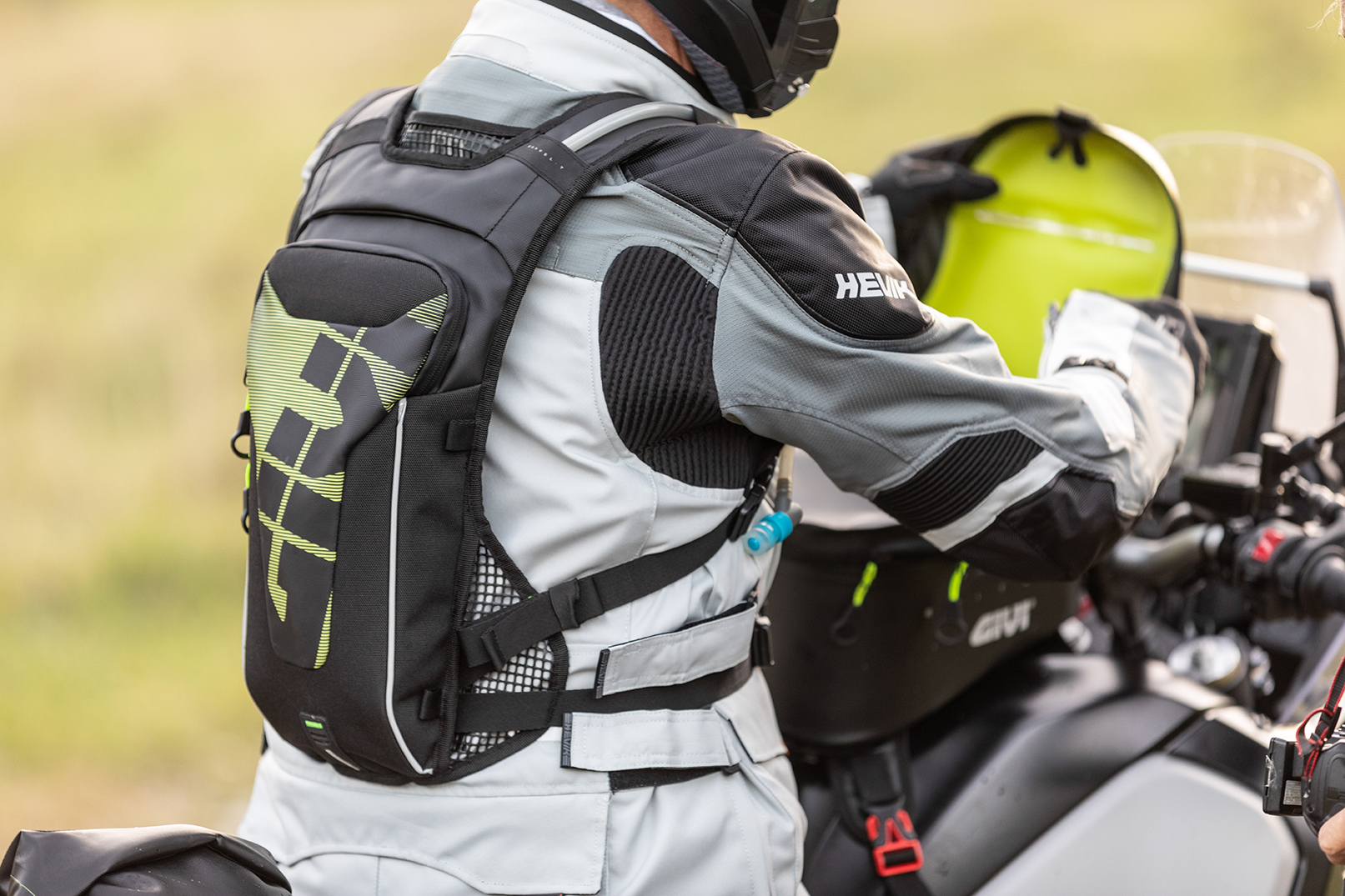 PARA+TODOS+OS+APAIXONADOS+POR+OFF-ROAD%2C+E+MUITO+MAIS%2C+A+GIVI+APRESENTA+A+NOVA+MOCHILA+COM+BOLSA+D%27%C3%81GUA+DE+HIDRATA%C3%87%C3%83O+INTEGRADA+GRT719+E+A+BOLSA+HYDRAPAK+ELITE+T523%21